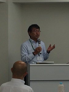 バス会社に向けて労働時間管理システム・安全管理システムのJICONAXを紹介する中日臨海バス森川社長